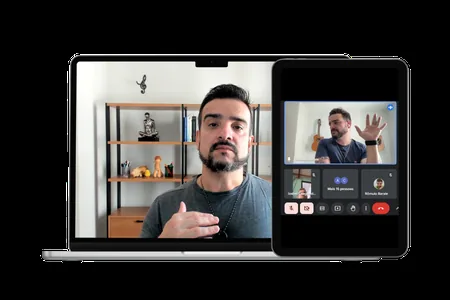Notebook e tablet exibindo o Rômulo conduzindo um encontro ao vivo com os alunos.